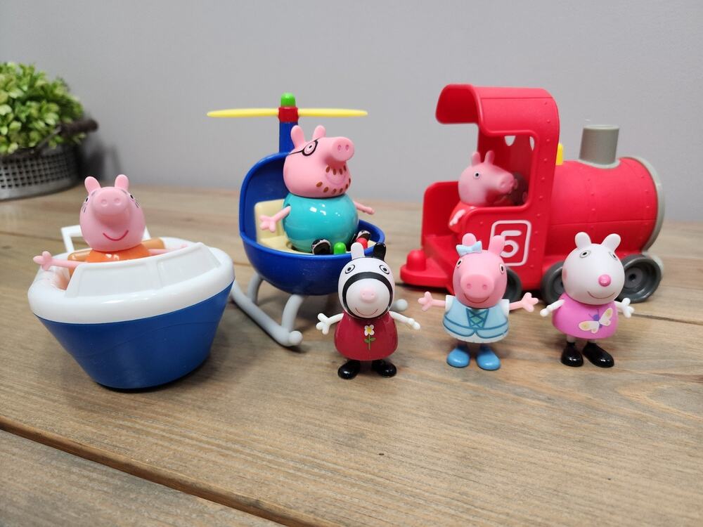 Lot Of 9 Peppa Pig Figures And Vehicles, 3 Vehicles And 6 Figures